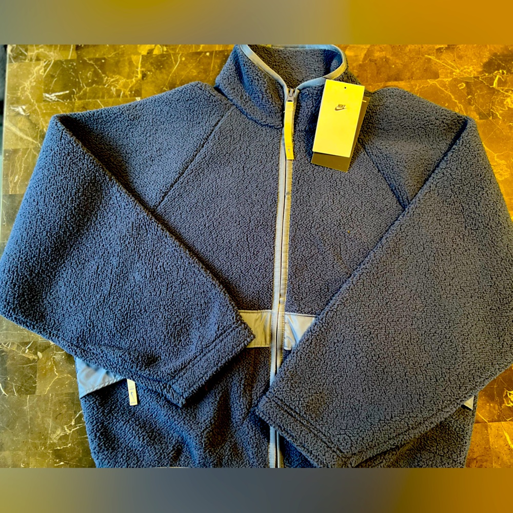 Unique NIKE Cropped Sherpa Fleece Jacket.